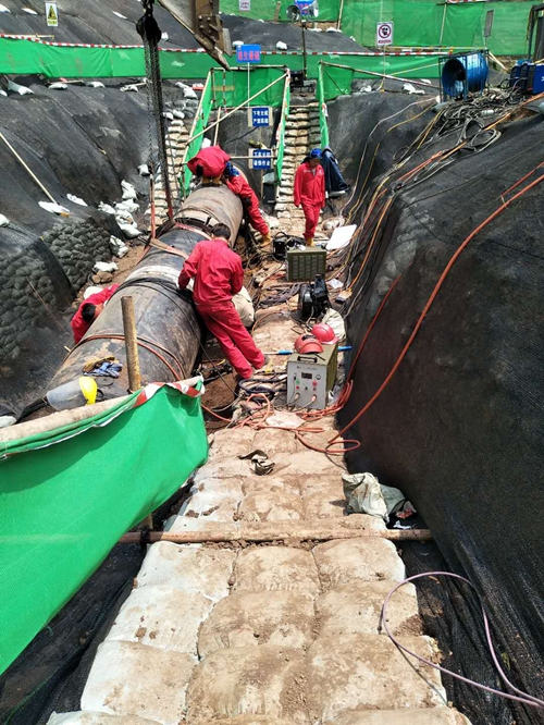 三聯(lián)磁電管道消磁-東北石油換管作業(yè)區(qū)-管道消磁機(jī)對(duì)管口消磁中 三聯(lián)磁電管道消磁-東北石油換管作業(yè)區(qū)-管道消磁機(jī)對(duì)管口消磁中