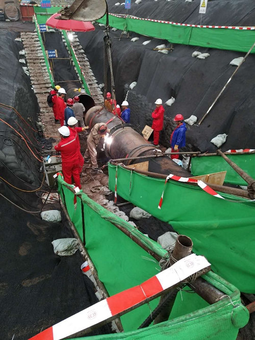 三聯(lián)磁電管道消磁-東北石油換管作業(yè)區(qū)-管道消磁完成,管口焊接 三聯(lián)磁電管道消磁-東北石油換管作業(yè)區(qū)-管道消磁完成,管口焊接